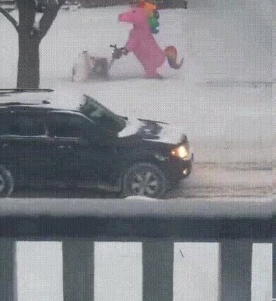 Enlace a Un unicornio ayudando a limpiar la nieve del barrio
