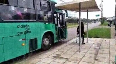 Enlace a Un conductor de bus que te ayuda a cruzar la calle