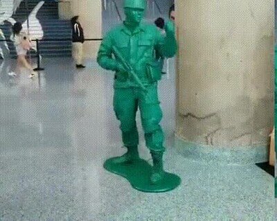 Enlace a Increíble Cosplay de la figurita de un soldado
