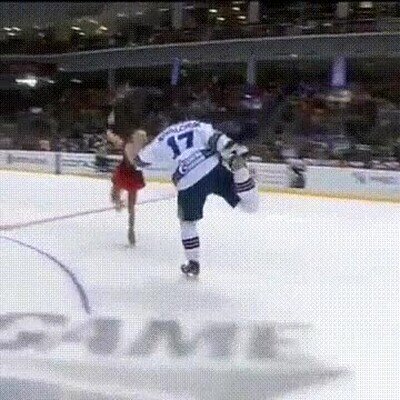 Enlace a Haciendo patinaje artístico vestido de jugador de hockey