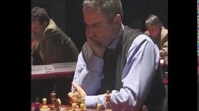 Enlace a Un niño de 13 años aburrido mientras juega contra Garry Kasparov