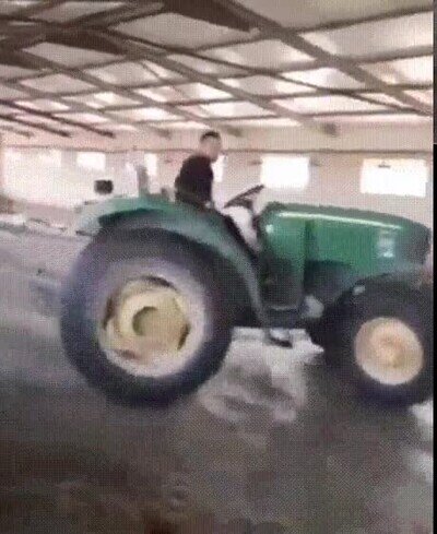 Enlace a Haciendo derrapes con un tractor
