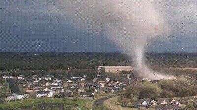 Enlace a Un tornado en Kansas destroza todo como si se tratara de palillos