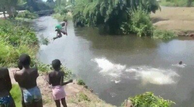 Enlace a Los chicos pasándolo bien saltando en el río