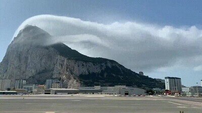 Enlace a La nube de levante envuelve el peñón de Gibraltar y deja unas cautivadoras imágenes