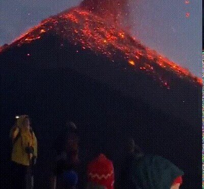 Enlace a El increíble momento en el que un volcán entra en erupción