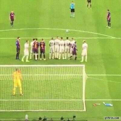 Enlace a Evitando un golazo de falta de Messi en el último segundo