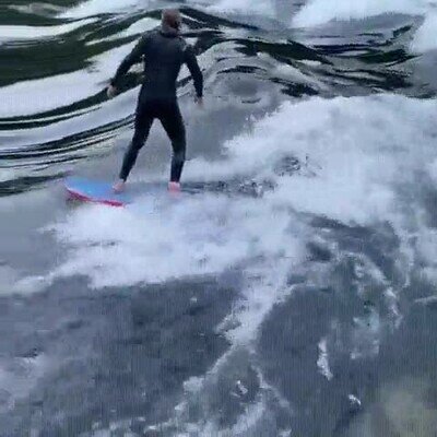 Enlace a Surfeando en un río de Noruega