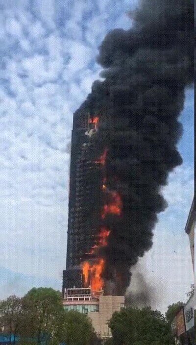 Enlace a En China, el rascacielos del mayor operador de telecomunicaciones China Telecom en Changsha está en llamas