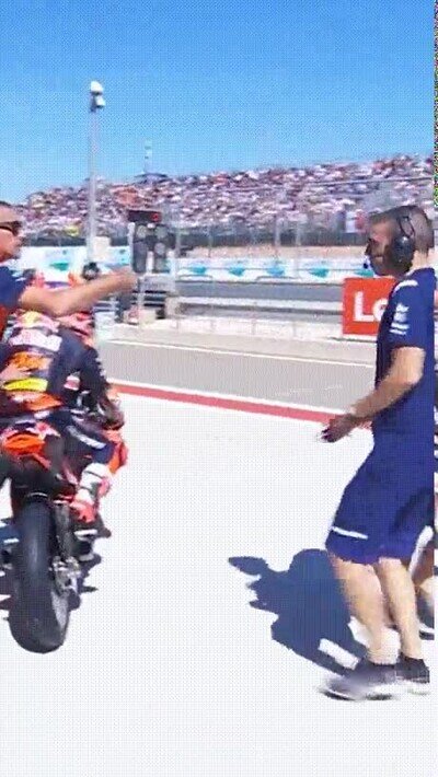 Enlace a Dos mecánicos de Moto3 mechanics baneados por molestar a un rival en los libres