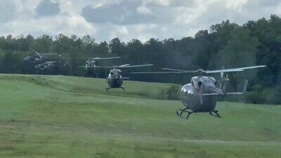 Enlace a Cola de helicópteros haciendo cola para repostar