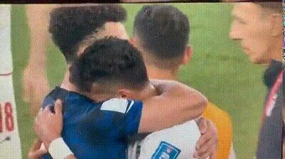 Enlace a Un jugador de Estados Unidos y otro de Irán abrazados después del partido del mundial
