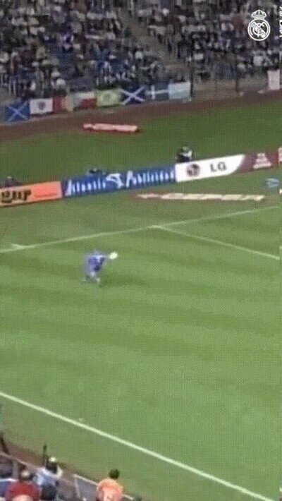 Este gol de Roberto Carlos no tiene NINGÚN sentido