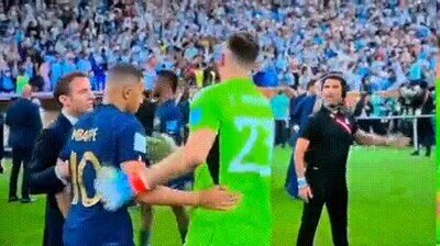 Enlace a Lo mejor de la final fue ver a Mbappé pasar olímpicamente de Macron