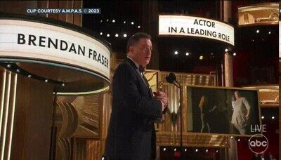 Enlace a Brendan Fraser haciendo historia en la Gala de los Oscars
