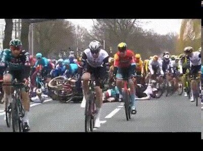 Enlace a Filip Maciejuk fue expulsado por esta acción en el Tour de Flandes