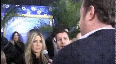 Enlace a Adam Sandler y Jennifer Aniston se quedan chocados por la altura del reportero