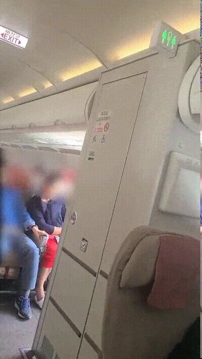Enlace a De repente y sin venir a cuento ha abierto la ventana del avión