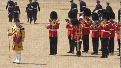 Enlace a Varios miembros de la guardia real se desmayan por el calor en un desfile ante el príncipe Guillermo