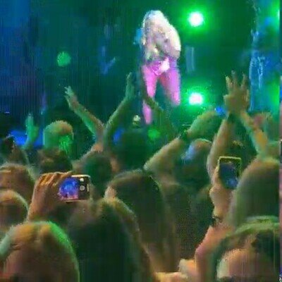 Enlace a  La cantante Bebe Rexha recibe el impacto del móvil de un fan en plena actuación
