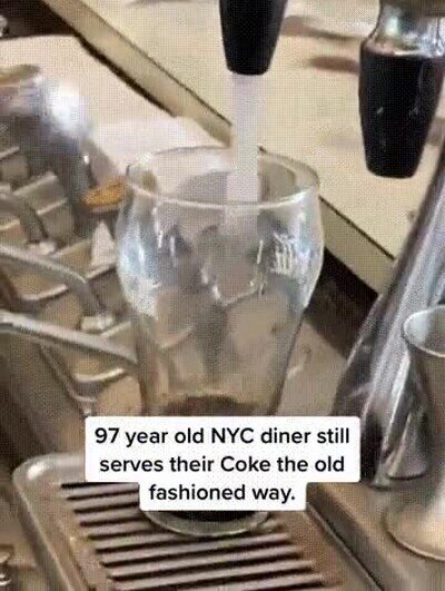 Enlace a Restaurante de 97 años aún sirve la Coca-Cola del modo antiguo