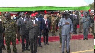 El presidente de Sudan del Sud se mea encima, y el camara y su equipo son despedidos por no evitarlo