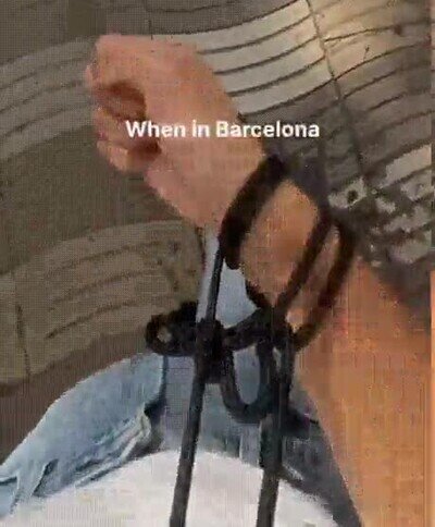 Enlace a Lo que hacen los turistas en Barcelona para que no les roben el móvil