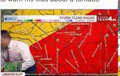 Enlace a Meteorólogo parando la información del tiempo para avisar a su familia de un tornado