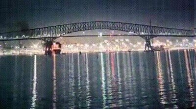 Enlace a Un barco choca contra el mayor puente de Baltimore y lo derrumba mientras lo cruzaban vehículos