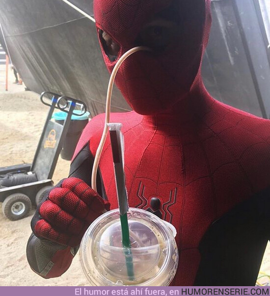 39558 - Así es como bebe café Spider-man con el traje puesto