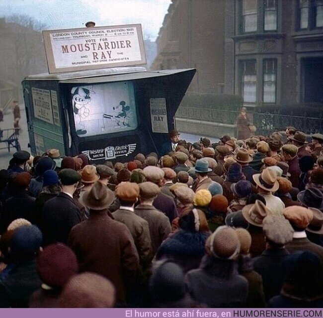 84237 - Un grupo de gente viendo un corto animado de Disney en las calles de Londres (1931)
