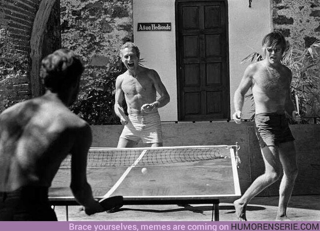 91651 - Paul Newman y Robert Redford se divierten jugando al ping-pong durante el rodaje de DOS HOMBRES Y UN DESTINO (1969)