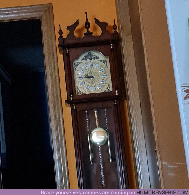 100536 - Vendo reloj antiguo, funciona muy bien pero últimamente me siento incómodo con eso en la casa  , por @MarvelLatin