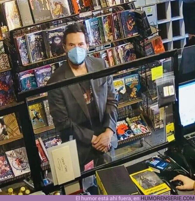 98915 - Keanu Reeves en una librería de cómics comprando su propia figura de John Wick, por @Chema_Ponze
