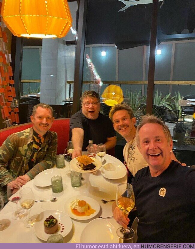 99871 - Los Hobbits cenando juntos en su reencuentro, por @ToIkienverse