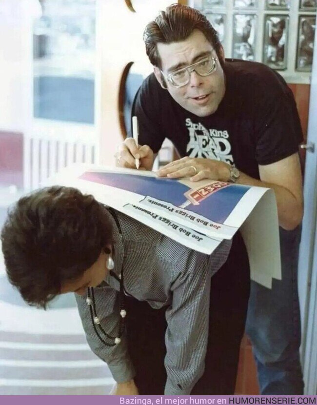 100742 - Stephen King firmando en 1985 un póster en la espalda de un fan  , por @Chema_Ponze