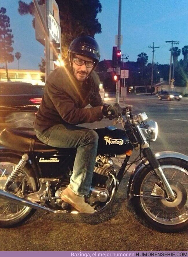 109391 - Eso que vas conduciendo por la calle y junto al semáforo frena una moto conducida por...Keanu Reeves.  , por @Chema_Ponze