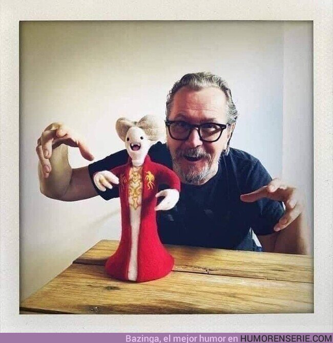 109822 - Gary Oldman con un muñeco de Drácula. Una foto histórica
