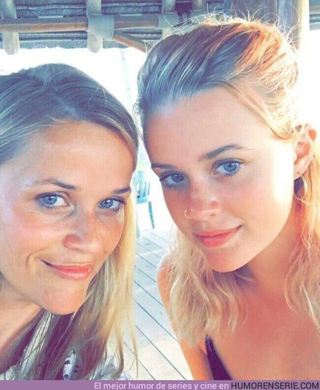 110901 - Reese Witherspoon con su hija Ava, prácticamente clónica