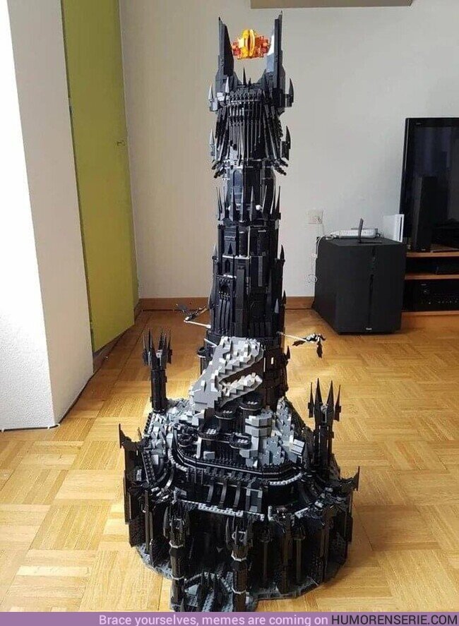 112378 - La torre de Barad-dûr construida con piezas de LEGO, por @ToIkienverse