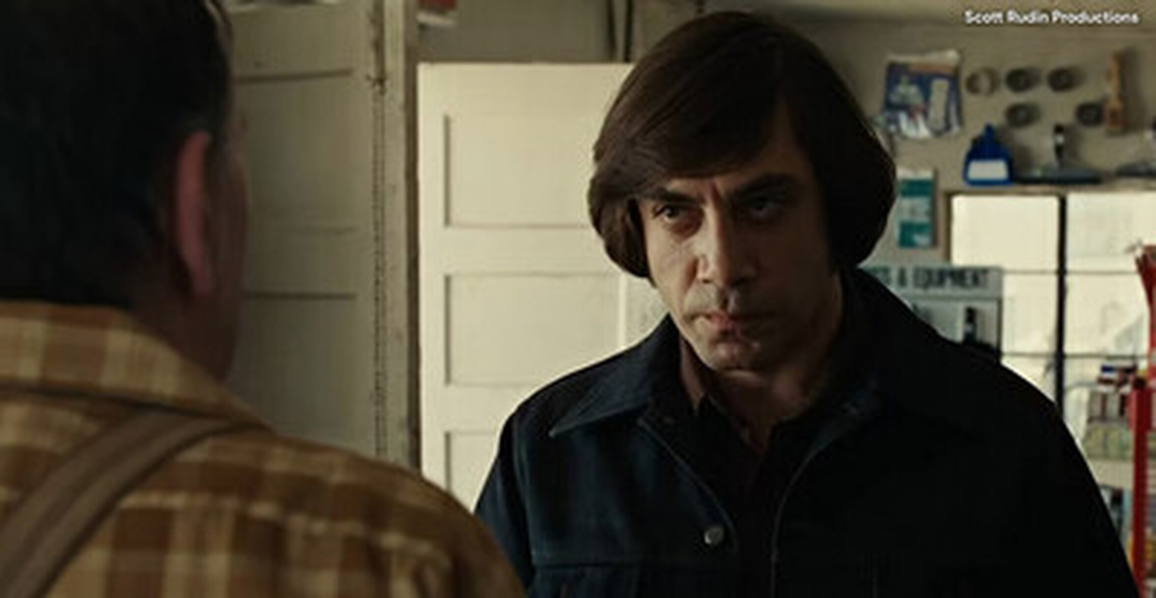 Старикам здесь не место джош бролин. Тут не место который и. Томми ли джонс 2007. Льюэллин мосс. Старикам тут не место мужик с заправки.