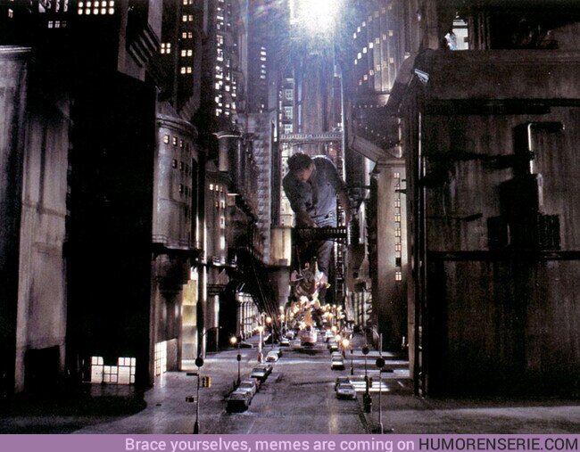 135474 - Fotografía tomada mientras construían el set en miniatura de la película de Batman (1989)