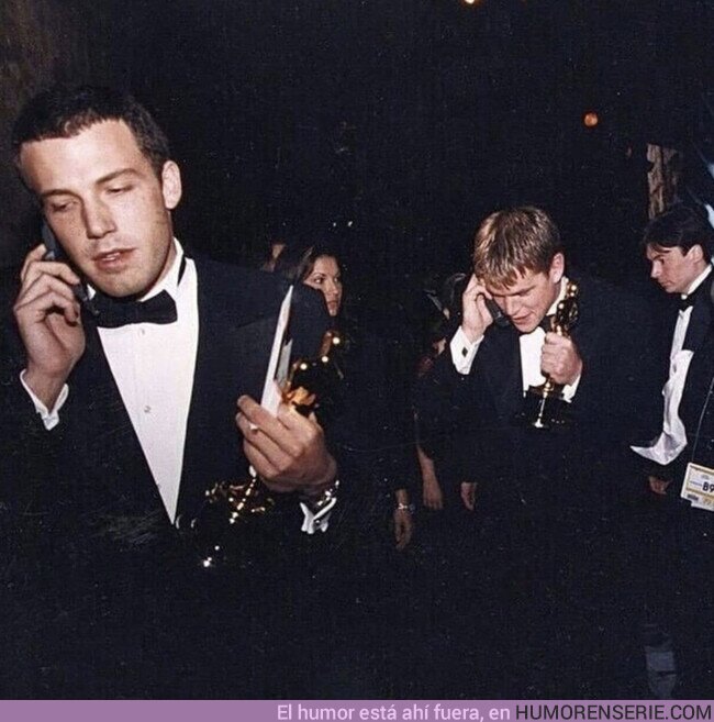 162549 - Ben Affleck y Matt Damon llamando a sus madres después de ganar el Óscar en 1997