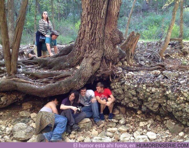 164253 - Un grupo de amigos se encuentran con este árbol y recrean la mítica escena de 