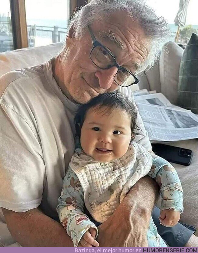 164261 - Robert De Niro 80 años de edad con su hija de 9 meses Gia, por @Indie5051