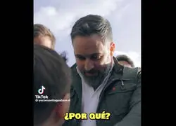 A Abascal la gente le pide que firme la bandera de España y él se niega