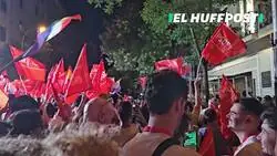 Troleo máximo: Suena 'Verano Azul' en la celebración del PSOE desde Ferraz