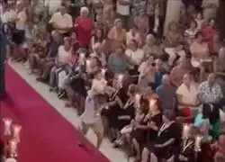 Este padre lleva corriendo al altar de la virgen a su hijo en Tenerife