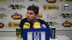 El periodista de la cadena La SER retira el micro cuando el entrenador del Lleida responde en catalán