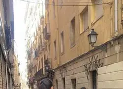 Cuatro agentes intentan reducir a una persona que iba por la calle con un cuchillo en Barcelona